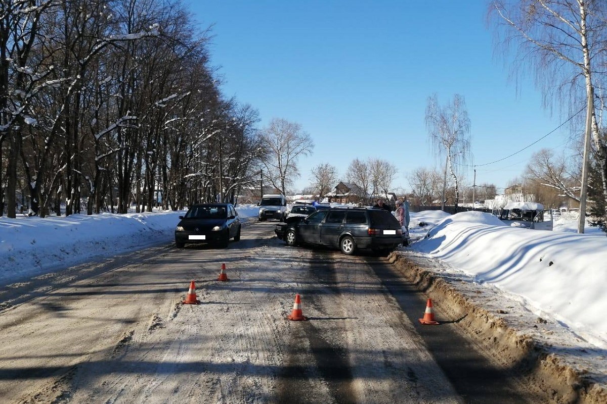 Женщина пострадала при столкновении легковушек в Тверской области