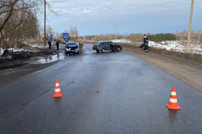 Четыре человека пострадали в лобовом ДТП в Тверской области