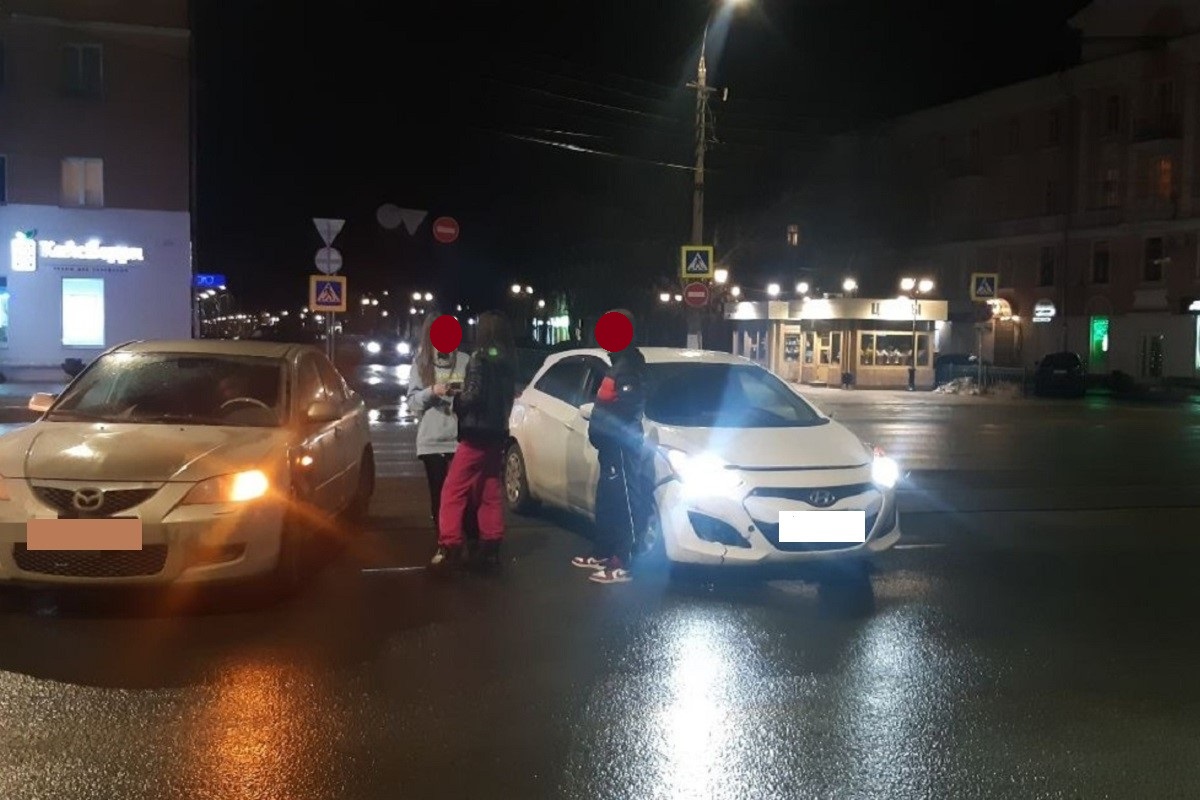 В центре Твери столкнулись две иномарки