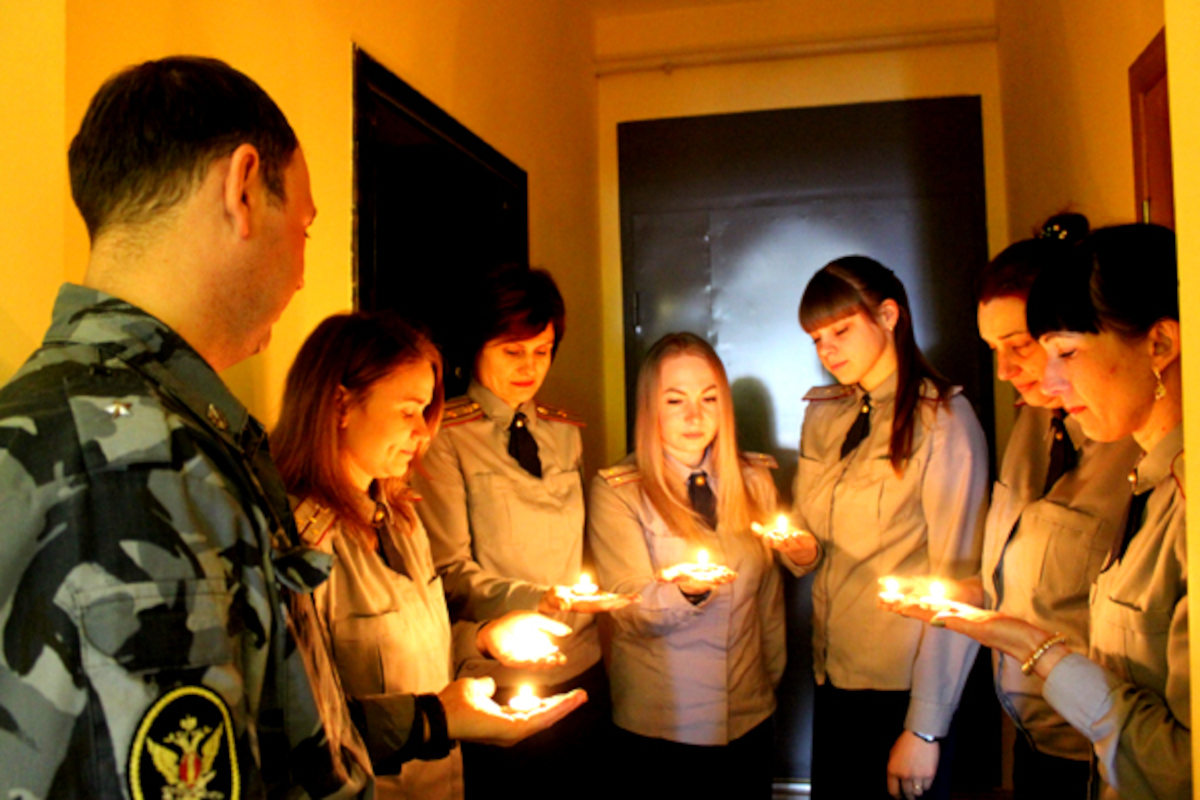 В Тверской области сотрудники колонии зажгли свечи памяти