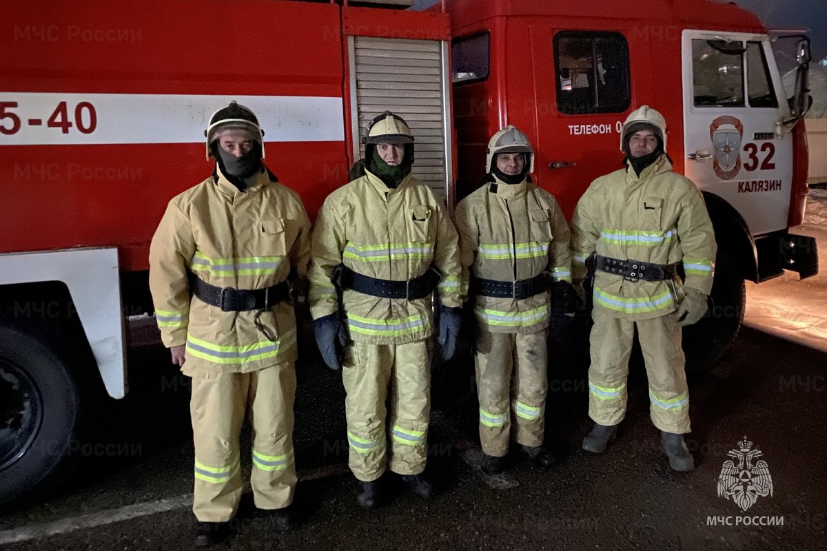 В Тверской области спасли двух человек из горящей квартиры