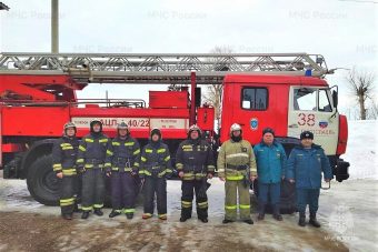 Тверские пожарные спасли 8 человек из задымленного дома
