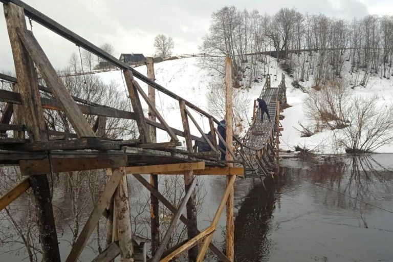 В Тверской области из-за паводка пришлось разобрать мост