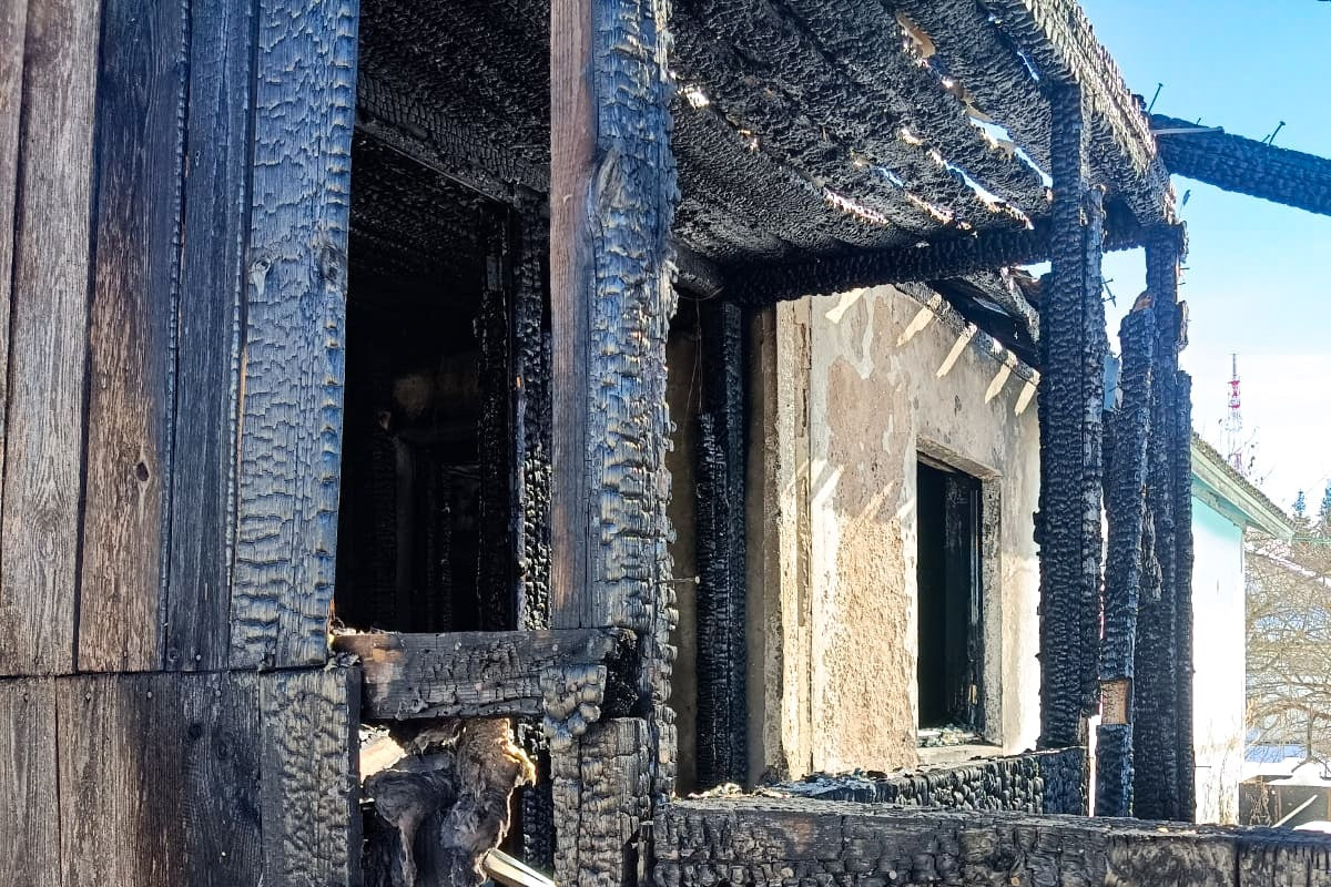 Во время пожара в доме в Тверской области погибла женщина
