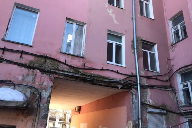 Фасад еще одного дома разрушается в Твери