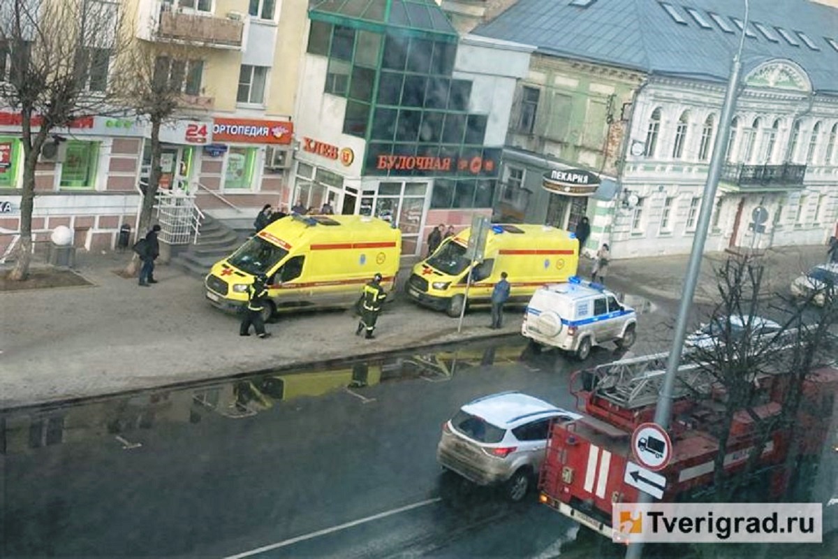 В Твери выпала из окна 5 этажа и погибла маленькая девочка
