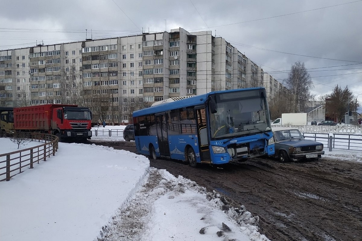 Автобус провалился в яму и застрял в Заволжском районе Твери