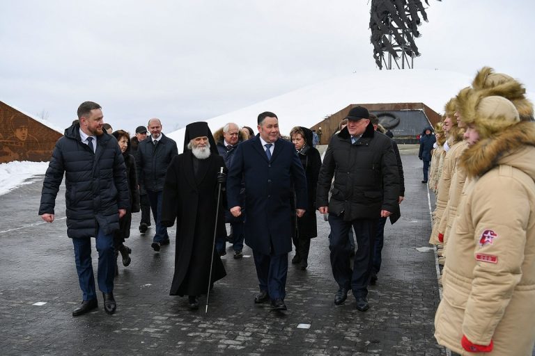 Игорь Руденя возложил цветы к Ржевскому мемориалу Советскому солдату