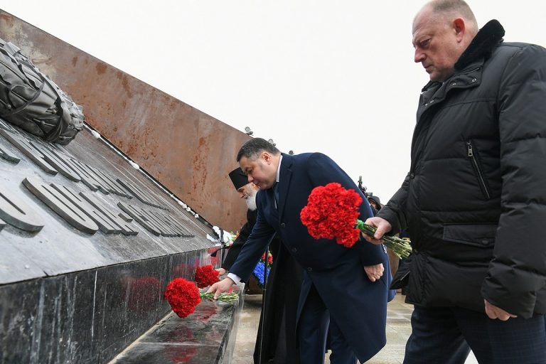 Игорь Руденя возложил цветы к Ржевскому мемориалу Советскому солдату