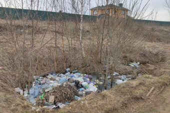 Под Тверью берег реки превратился в свалку