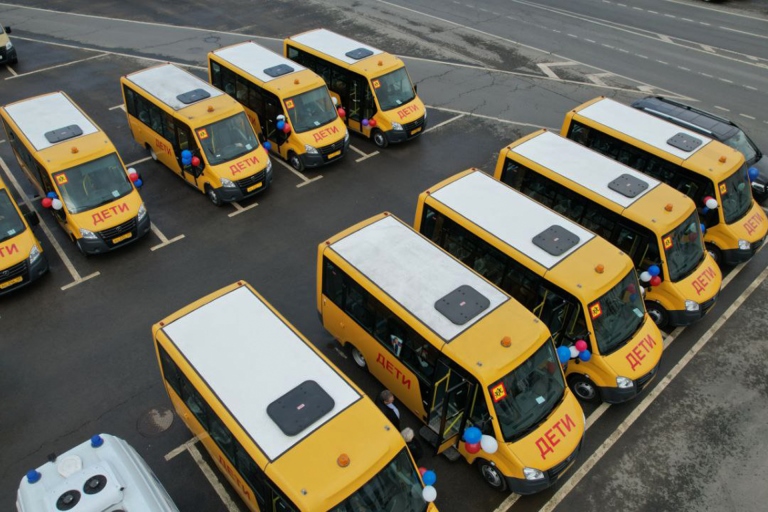 Муниципалитеты Тверской области получили новые школьные автобусы, машины скорой помощи и мобильные ФАПы