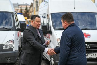 Муниципалитеты Тверской области получили новые школьные автобусы, машины скорой помощи и мобильные ФАПы