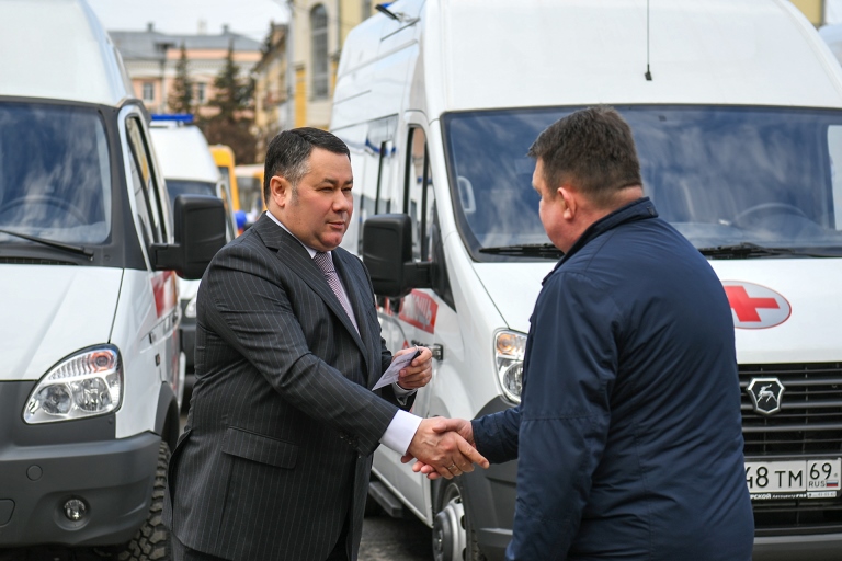 Муниципалитеты Тверской области получили новые школьных автобусов, машин скорой помощи и мобильные ФАПы