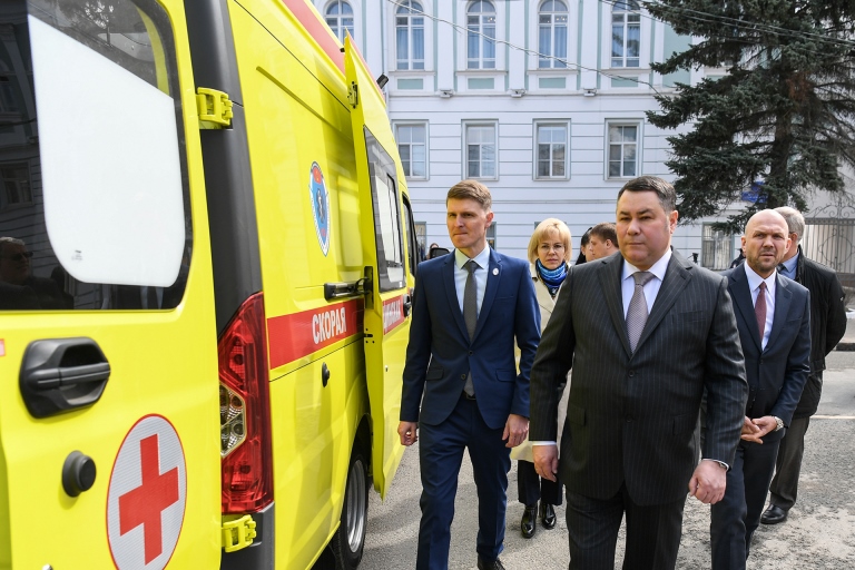 Муниципалитеты Тверской области получили новые школьные автобусы, машины скорой помощи и мобильные ФАПы