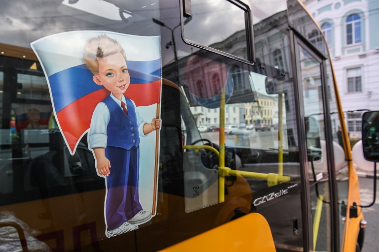 Муниципалитеты Тверской области получили новые школьные автобусы, машины скорой помощи и мобильные ФАПы