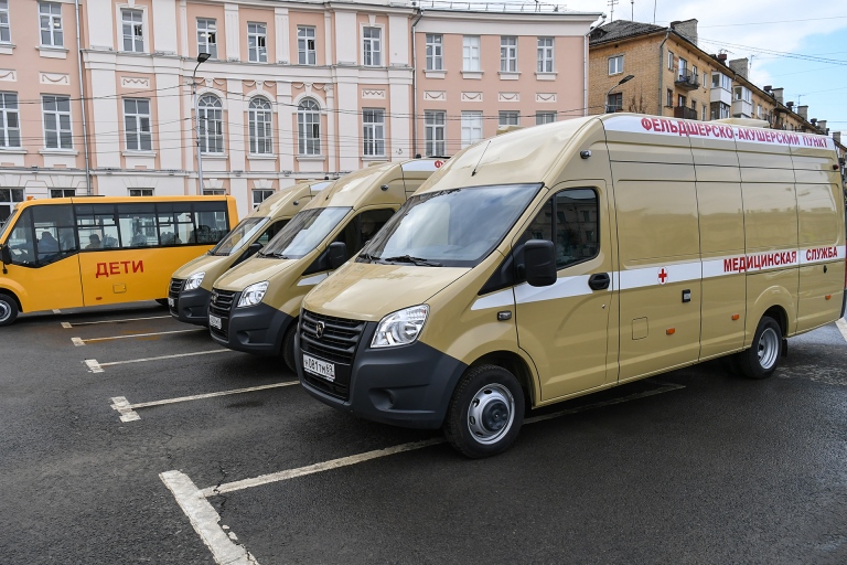 Муниципалитеты Тверской области получили новые школьные автобусы, машины скорой помощи и мобильные ФАПы