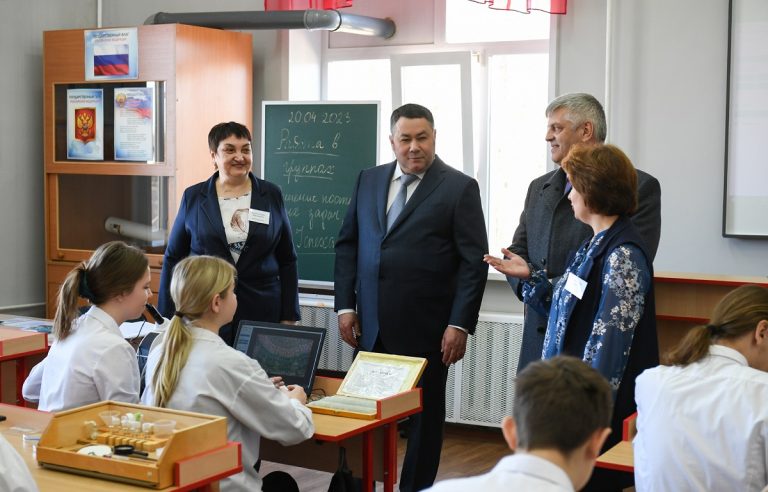 Школьные вопросы, медицина, дороги и газификация - итоги поездки губернатора Игоря Рудени в Красный Холм