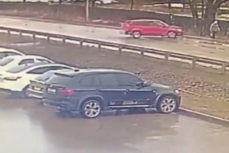 Легковушка выехала на тротуар и сбила женщину в Тверской области (видео)