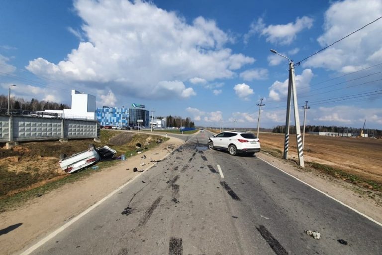 Двое несовершеннолетних пострадали при столкновении иномарок в Тверской области