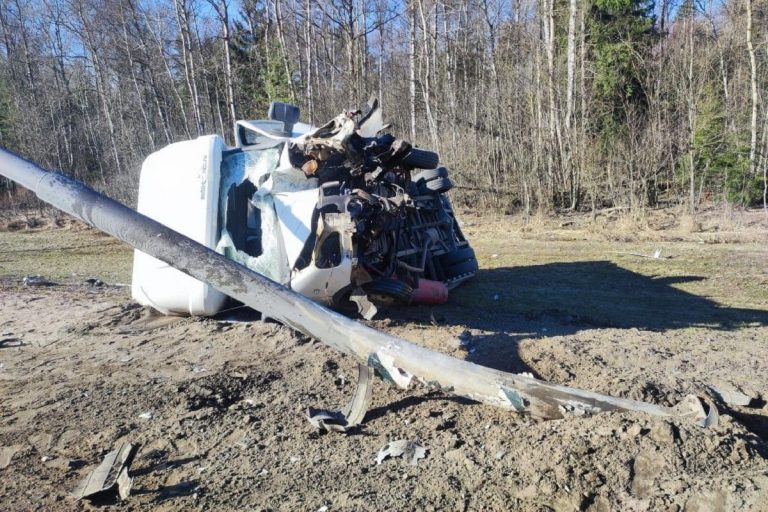 Уснувший водитель "Газели" врезался в столб на М-10 в Тверской области