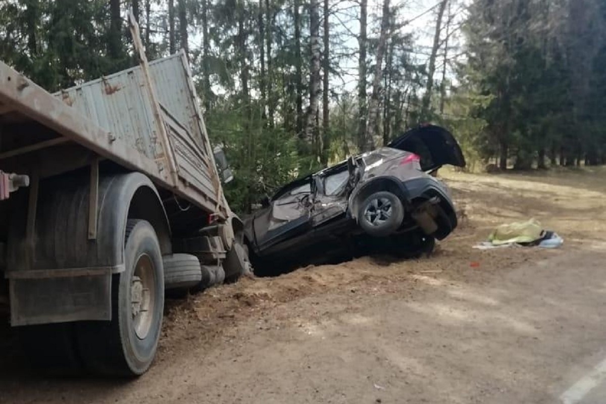 МАЗ и Volkswagen столкнулись лоб в лоб в Тверской области