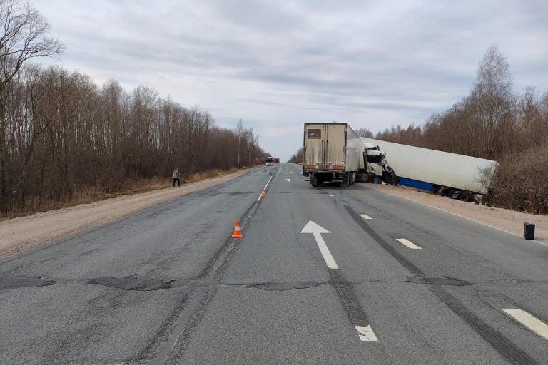 Один погиб и двое пострадали при столкновении фур в Тверской области