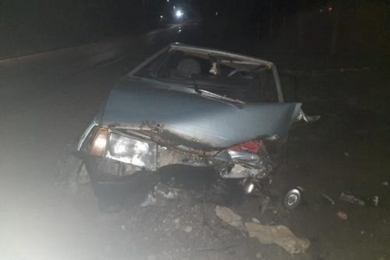 Легковушка врезалась в оголовок трубы в Тверской области