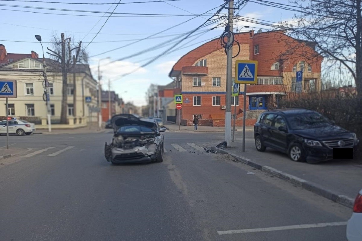 Легковушка выехала на тротуар в результате ДТП в центре Твери