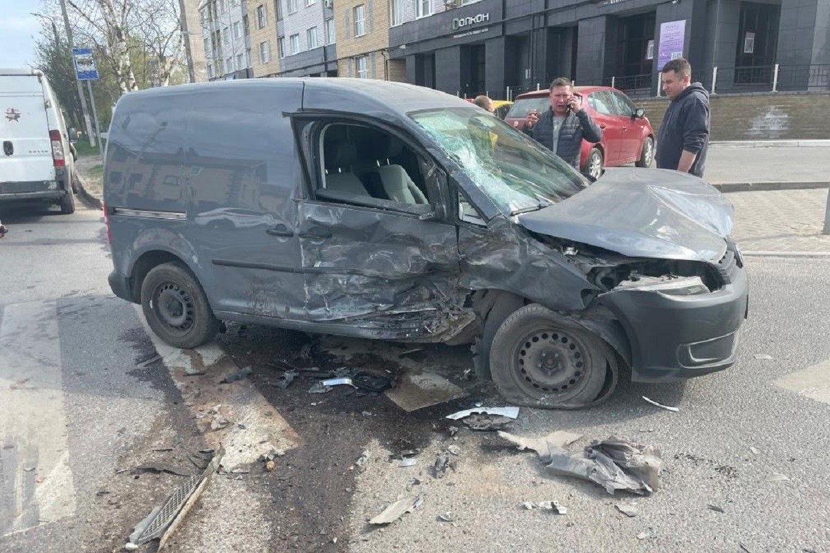 В Заволжском районе Твери столкнулись Peugeot и Volkswagen