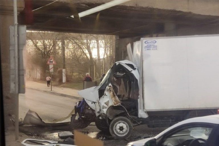 "Газель" врезалась в опору путепровода в Твери