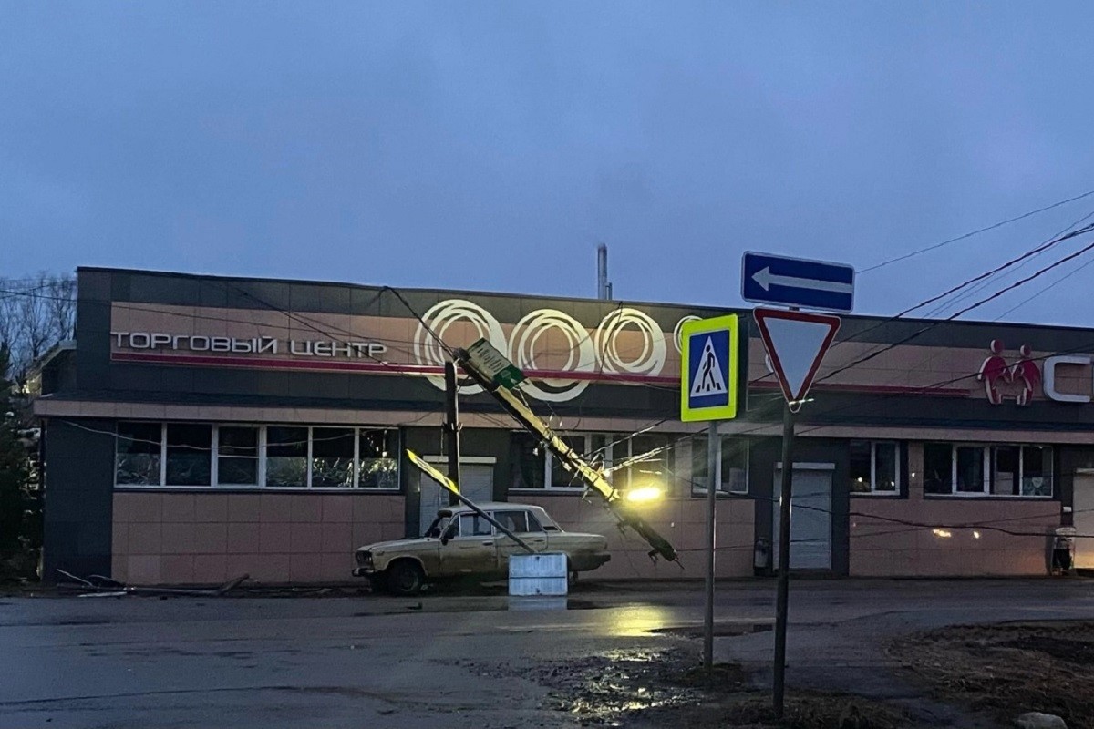 Фонарный столб переломился пополам после удара легковушки в Тверской области