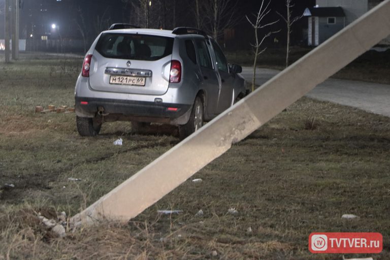 В Твери пьяный водитель на кроссовере протаранил бетонный столб