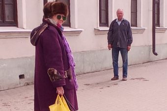 Неадекватная посетительница громила топором магазин в Тверской области
