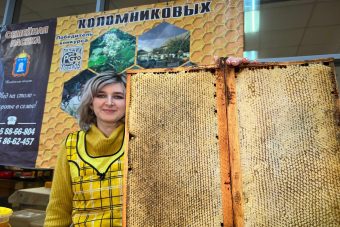 Пчеловоды Коломниковы: «С годами мёд становится насыщеннее и не теряет и целебных качеств» Пчеловоды Коломниковы: «С годами мёд становится насыщеннее и не теряет и целебных качеств»