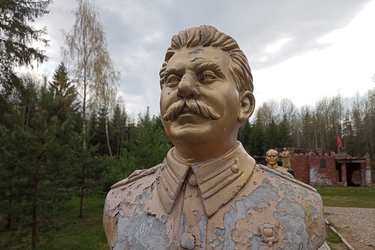 Вандалы стреляли по бюсту Сталина в Тверской области