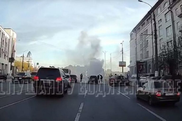 Иномарка загорелась на оживленной дороге в центре Твери