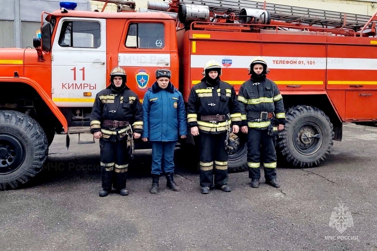 Мужчину вывели из задымленной квартиры в Тверской области