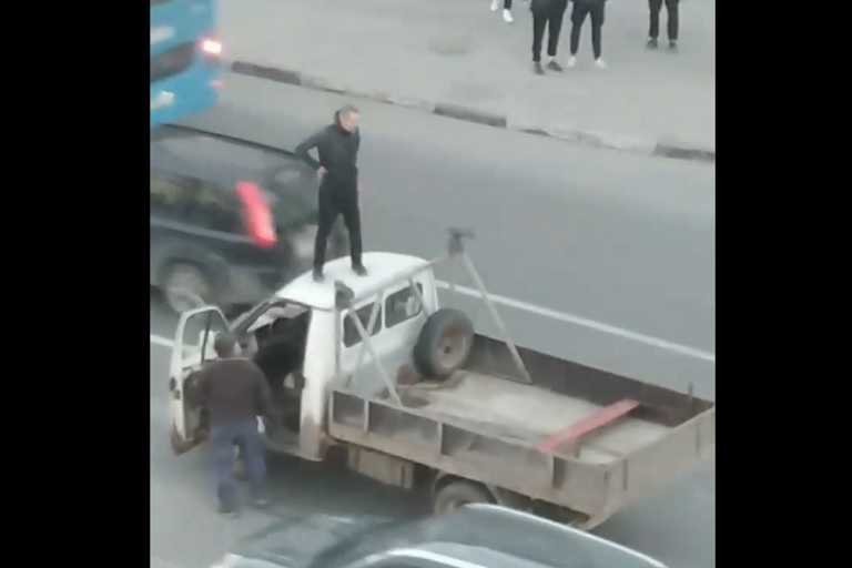 В самом центре Твери странный человек топтал ГАЗель