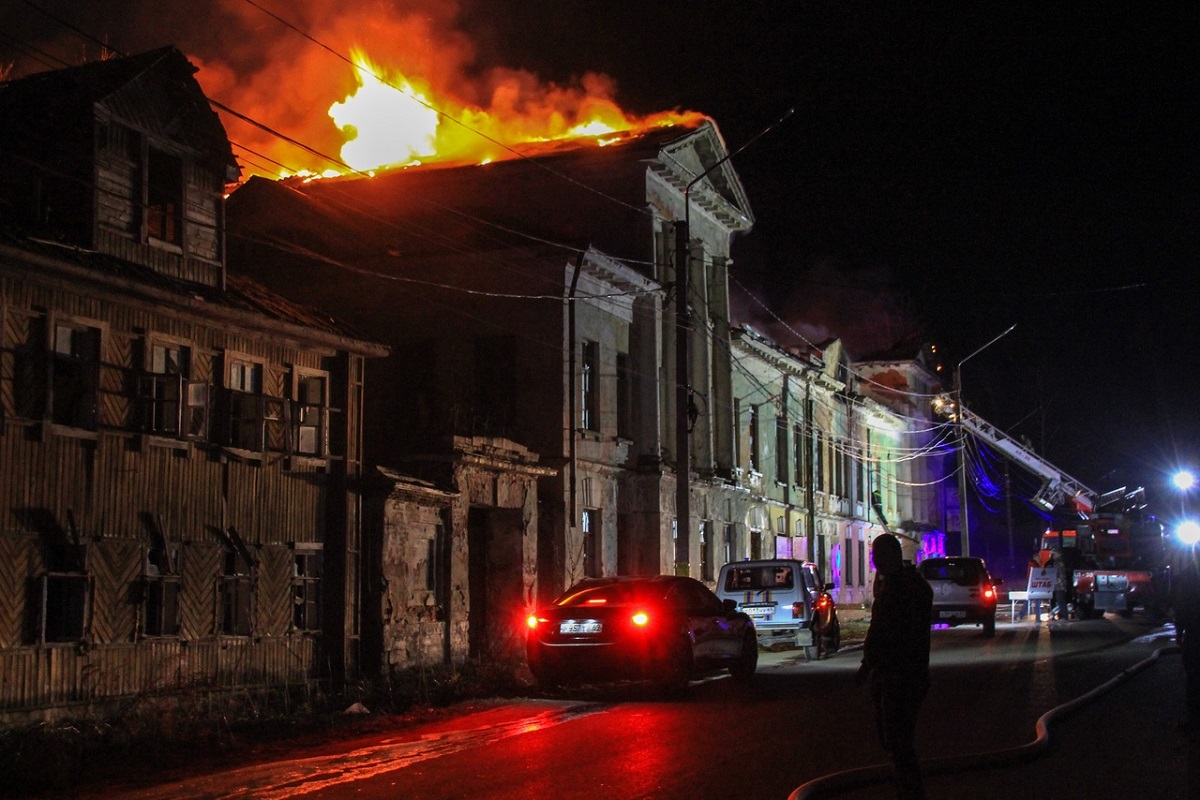 В Тверской области полыхал старинный особняк