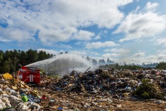 В Тверской области бушует масштабный пожар на полигоне бытовых отходов