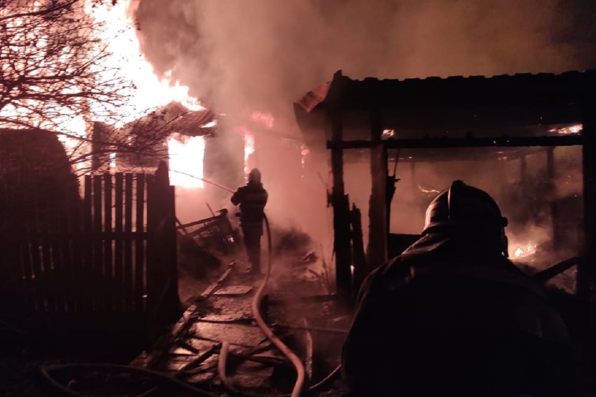 Следователи разбираются в обстоятельствах смертельного пожара в Тверской области