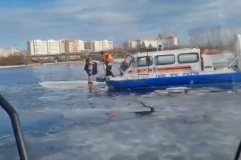 Появилось видео чудесного спасения дрейфовавшего на льдине в Тверской области мальчика