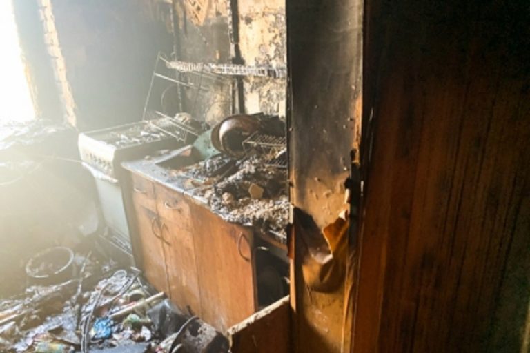 Тело пожилой женщины обнаружено в горевшей квартире в Тверской области