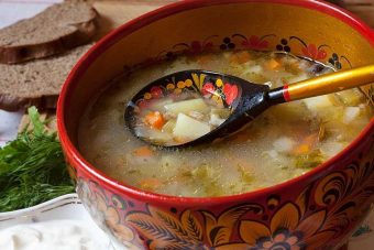Названы три популярных супа русской кухни, вызывающих вздутие, диарею и запоры