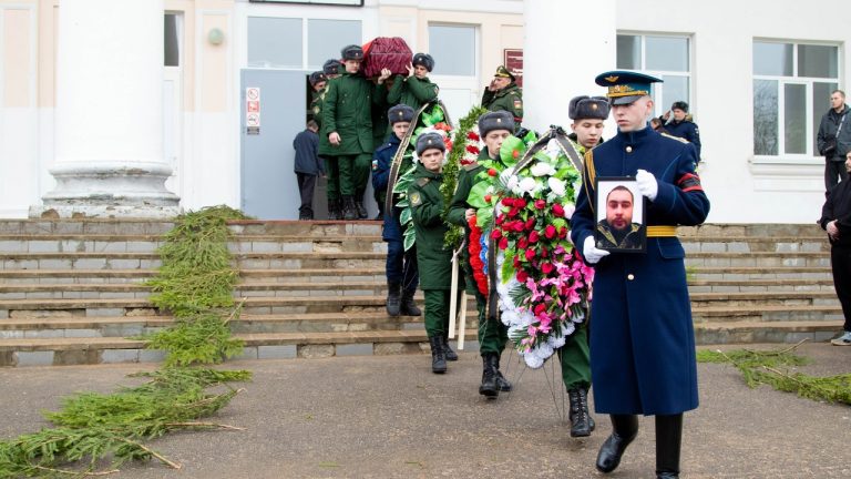 В Тверской области с воинскими почестями похоронили троих погибших в зоне СВО земляков
