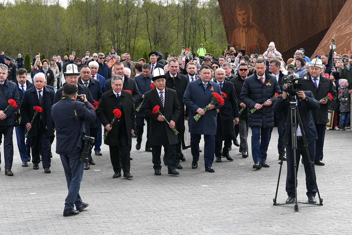 Садыр Жапаров, Вячеслав Володин и Игорь Руденя возложили цветы к Ржевскому мемориалу Советскому солдату