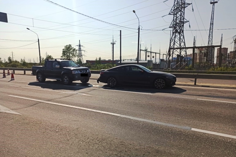 В Твери японский пикап протаранил остановившйся на светофоре BMW