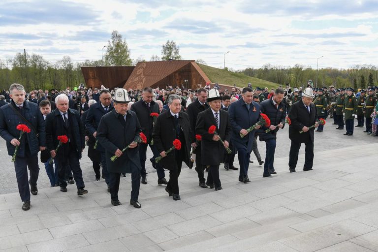 Садыр Жапаров, Вячеслав Володин и Игорь Руденя возложили цветы к Ржевскому мемориалу Советскому солдату