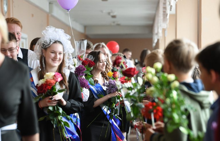 Отзвенело детство золотое: выпускники Тверской области прощаются со школой