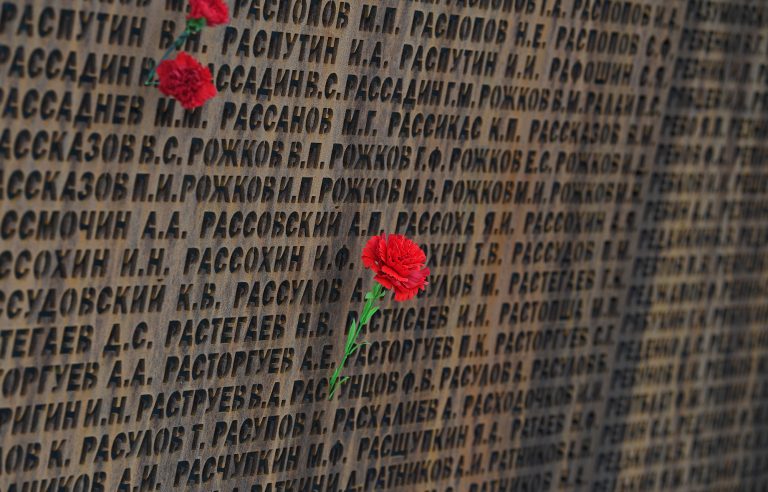 Торжества в честь Дня Победы начались у Ржевского мемориала Советскому солдату в Тверской области